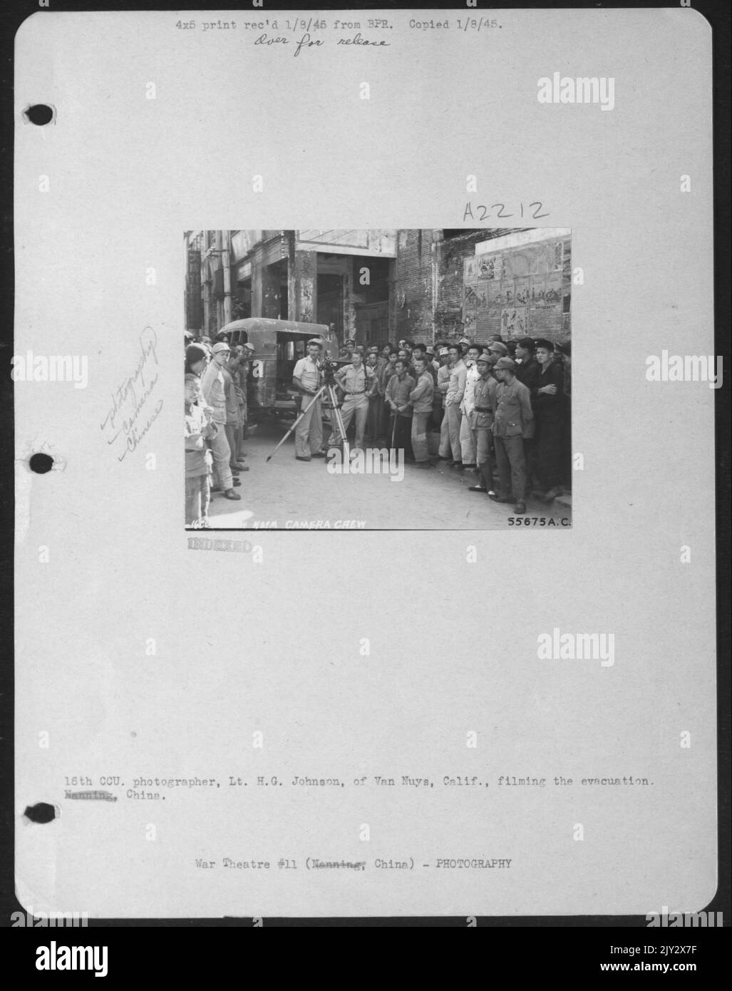 16. CCU. Fotograf, LT. H.G. Johnson aus Van Nuys, Kalifornien, filmt die Evakuierung. Nanning, China. Stockfoto