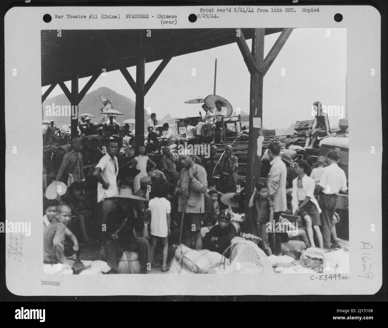 Flüchtlinge am Bahnhof Kweiin, China. Wir sehen einige der bewegenden Dramen, die involviert sind, wenn Massen von Chinesen an sicherere Orte evakuiert werden. Diese Evakuierung war Teil eines Plans, alle unnötigen Zivilisten aus Kweiin zu verlagern. Stockfoto