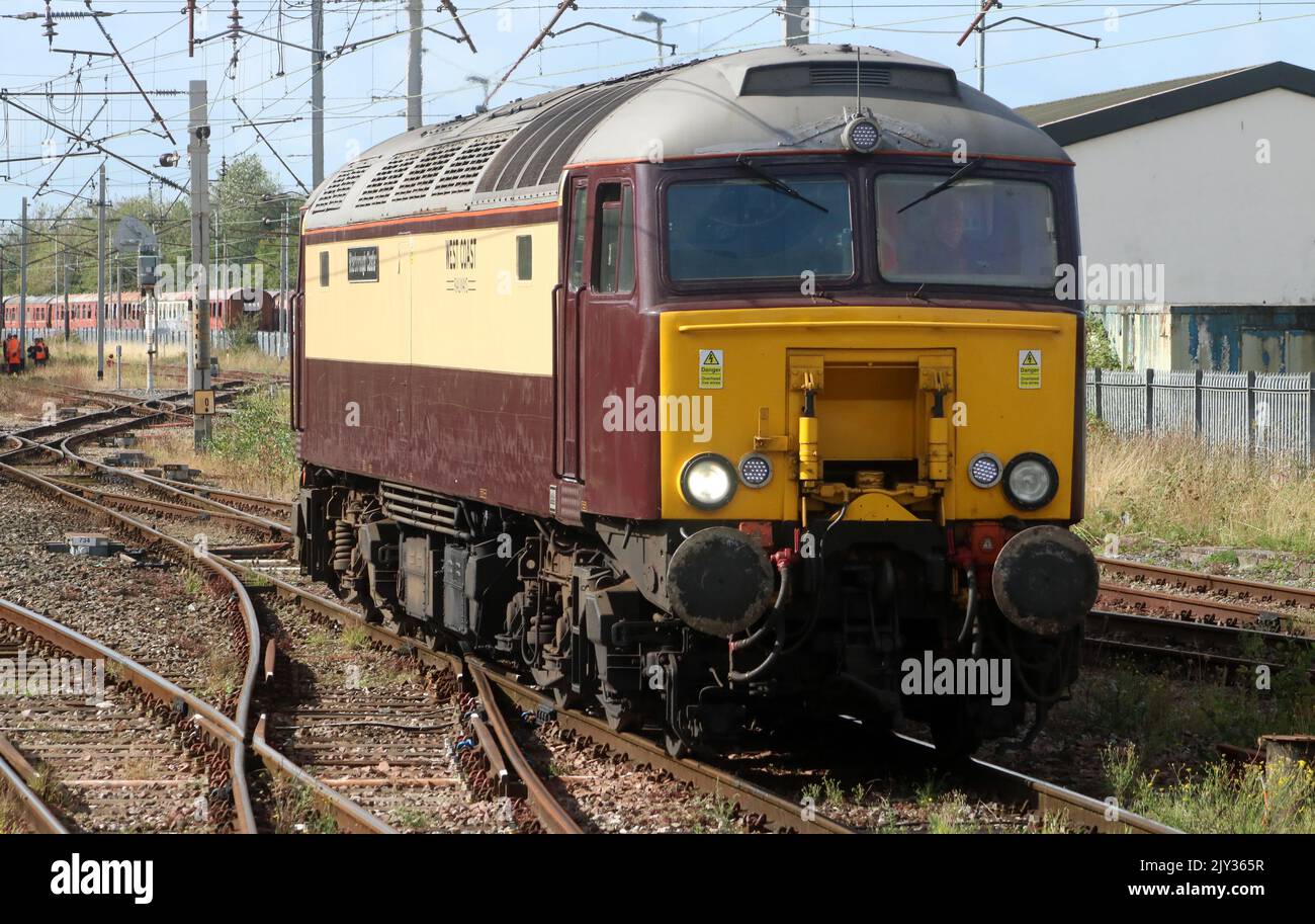 West Coast Railway company class 57 Diesel-Electric Loco 57313, Scarborough Castle, Approaching Carnforth Station Platform 2 on 7. September 2022. Stockfoto