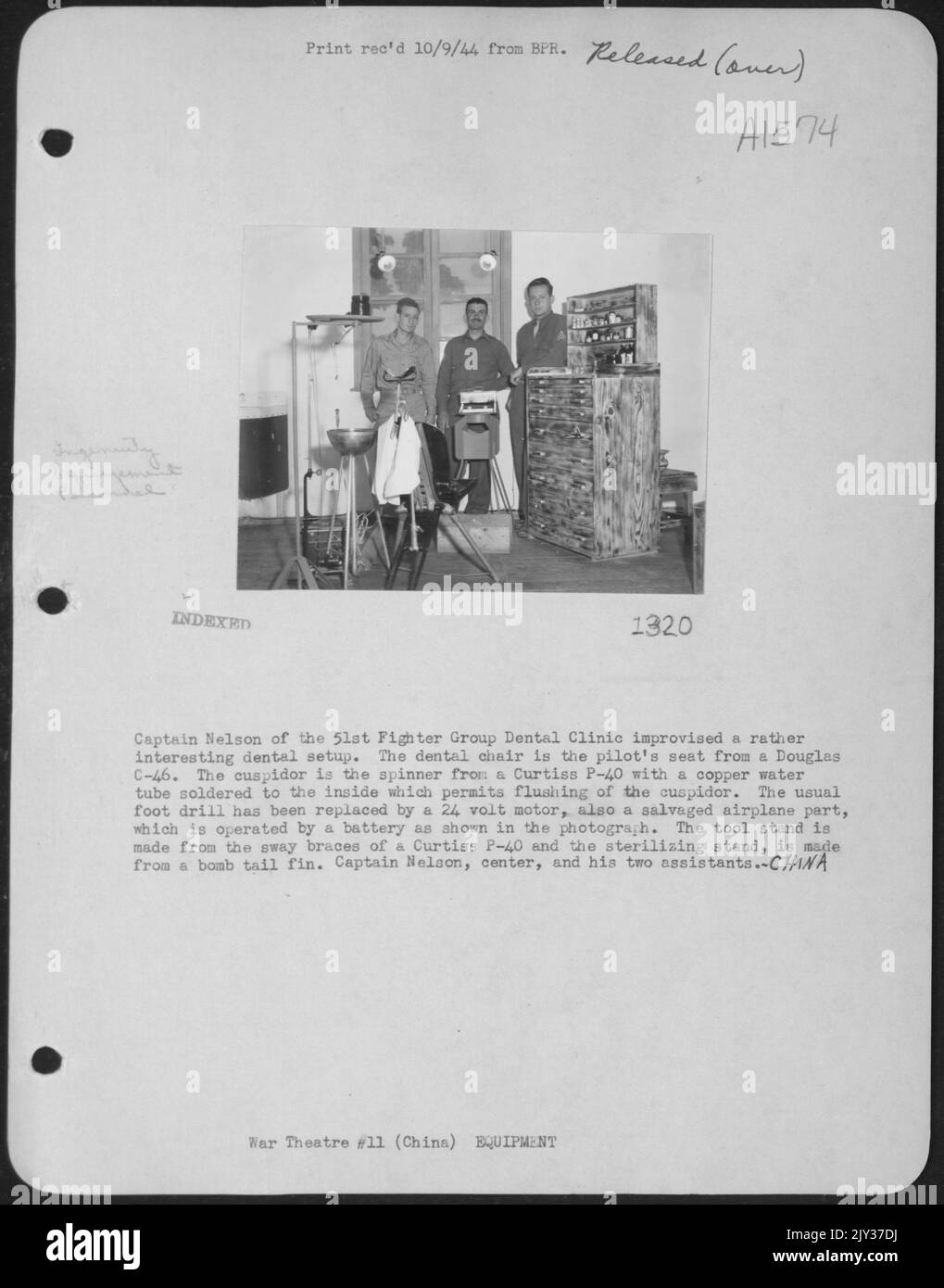 Captain Nelson von der 51. Fighter Group Dental Clinic improvisierte Ein recht Interessantes Dental Setup. Der Dental Chair ist der Pilot's Seat aus Einer Douglas C-46. Der Cuspivor ist der Spinner aus Einem Curtiss P-40 mit Einem Kupferwasserrohr, das an den Insid gelötet wurde Stockfoto