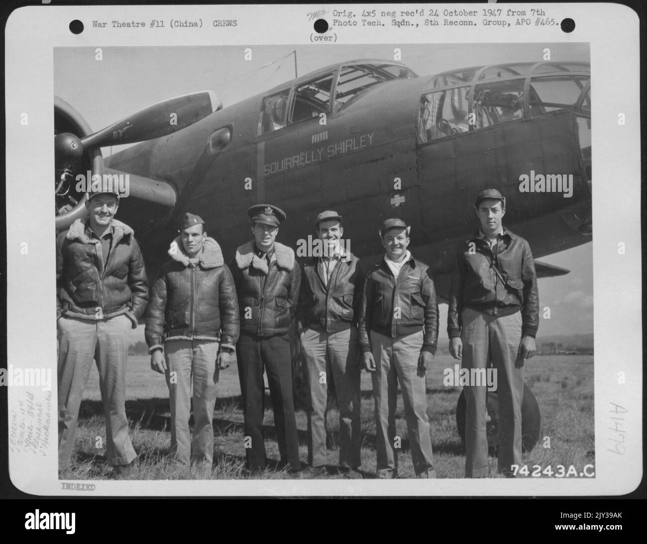 Eine Crew der 11. Bomb Squadron, 341St Bomb Group, posiert neben ihrer nordamerikanischen B-25 'Squirrey Shirley' auf einem Flugplatz irgendwo in China, am 2. Februar 1943. Sie sind: LT. Charles D. Jantzen, Pilot und Squadron Flight Engineer aus Seattle, Washing Stockfoto