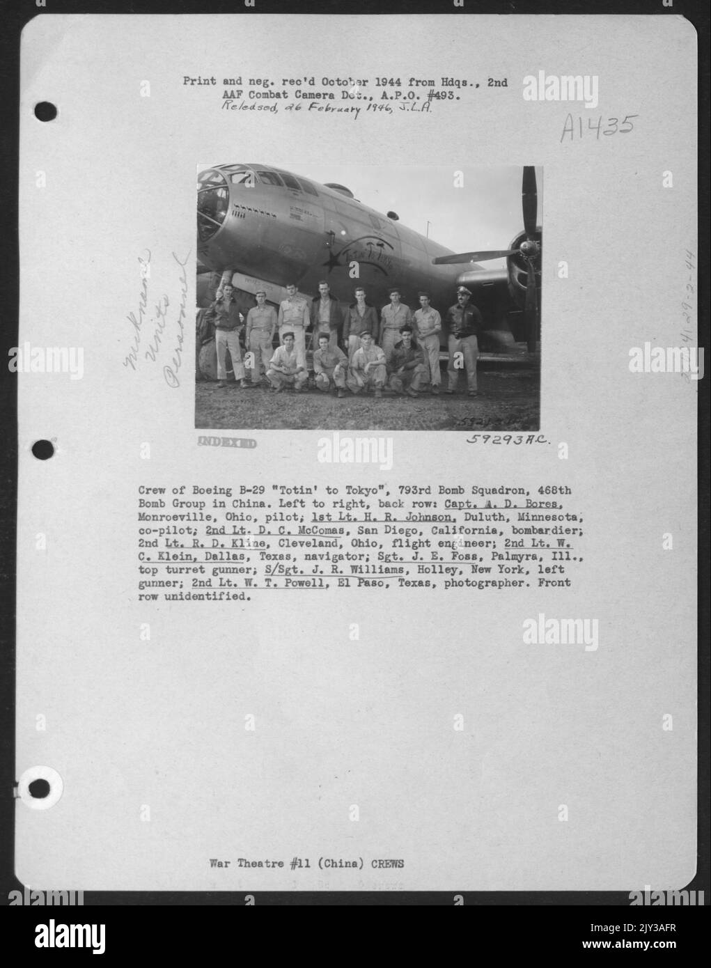Besatzung der Boeing B-29 „Totin“ nach Tokio“, 793Rd Bombenschwadron, 468Th Bomb Group in China. Von links nach rechts, hintere Reihe: Capt. A.D. Bores, Monroeville, Ohio, Pilot; 1. LT. H.R. Johnson, Duluth, Minnesota, Co-Pilot; 2. LT. D.C. McComas, San Diego, California, Bo Stockfoto