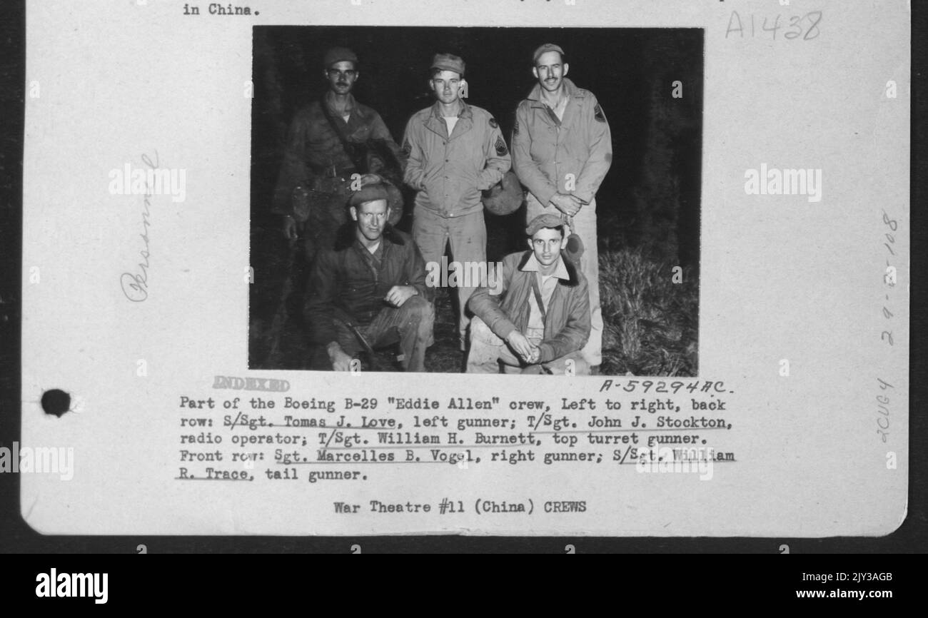 Teil der Boeing B-29 'Eddie Allen' Crew, von links nach rechts, hintere Reihe: S/Sgt. Tomas J. Love, Left Gunner; T/Sgt. John J. Stockton, Radio Operator; T/Sgt. William H. Burnett, Top Turret Gunner. Vordere Reihe: Sgt. Marcelles B. Vogel, rechts Gunner; S/Sgt. Willia Stockfoto