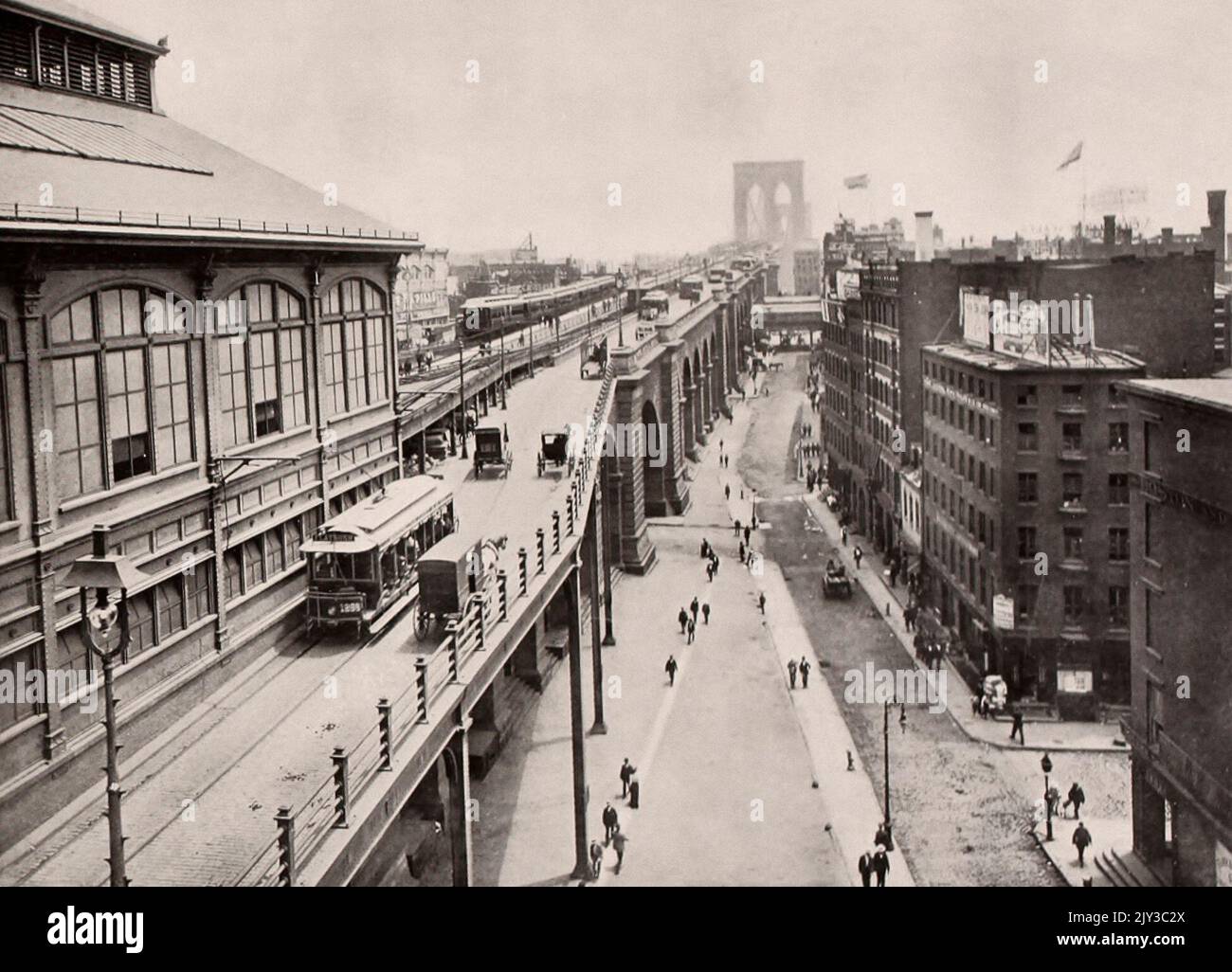 Brooklyn Bridge von der New Yorker Seite, zeigt Wagon Road, Trolley Line, Elevated Cars und Promenade Stockfoto