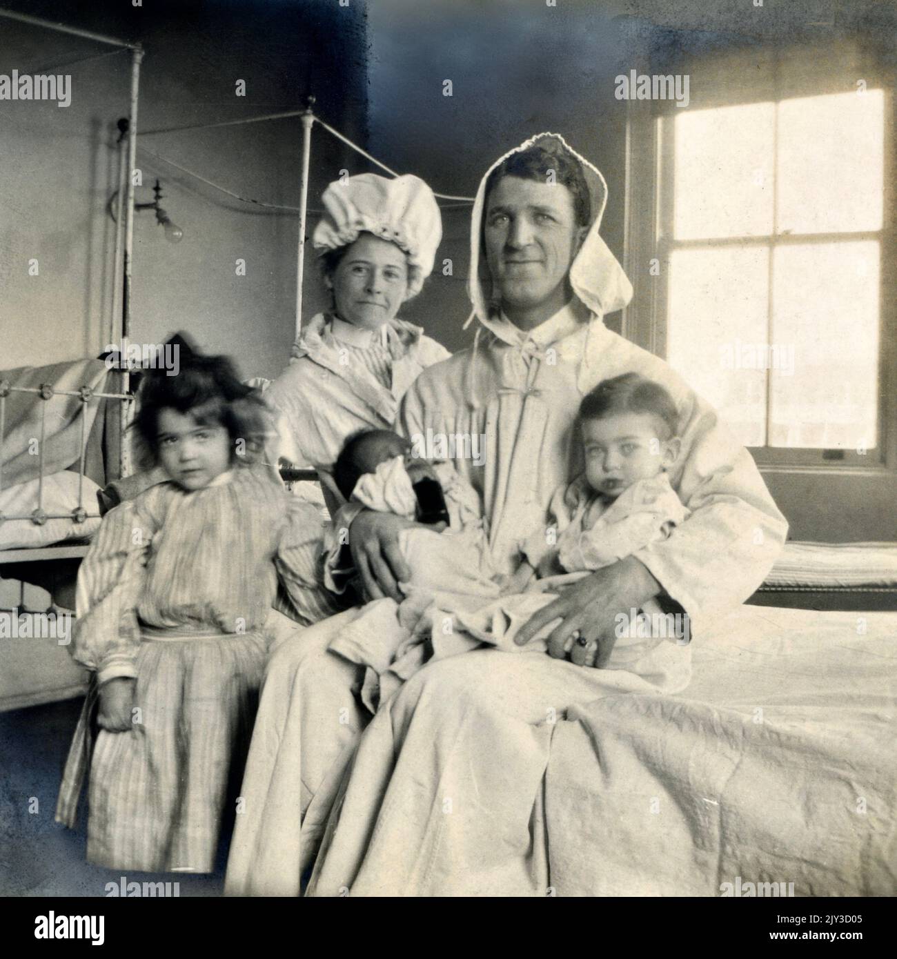Familienleben um 1900, Familie trägt Nachtwäsche Stockfoto