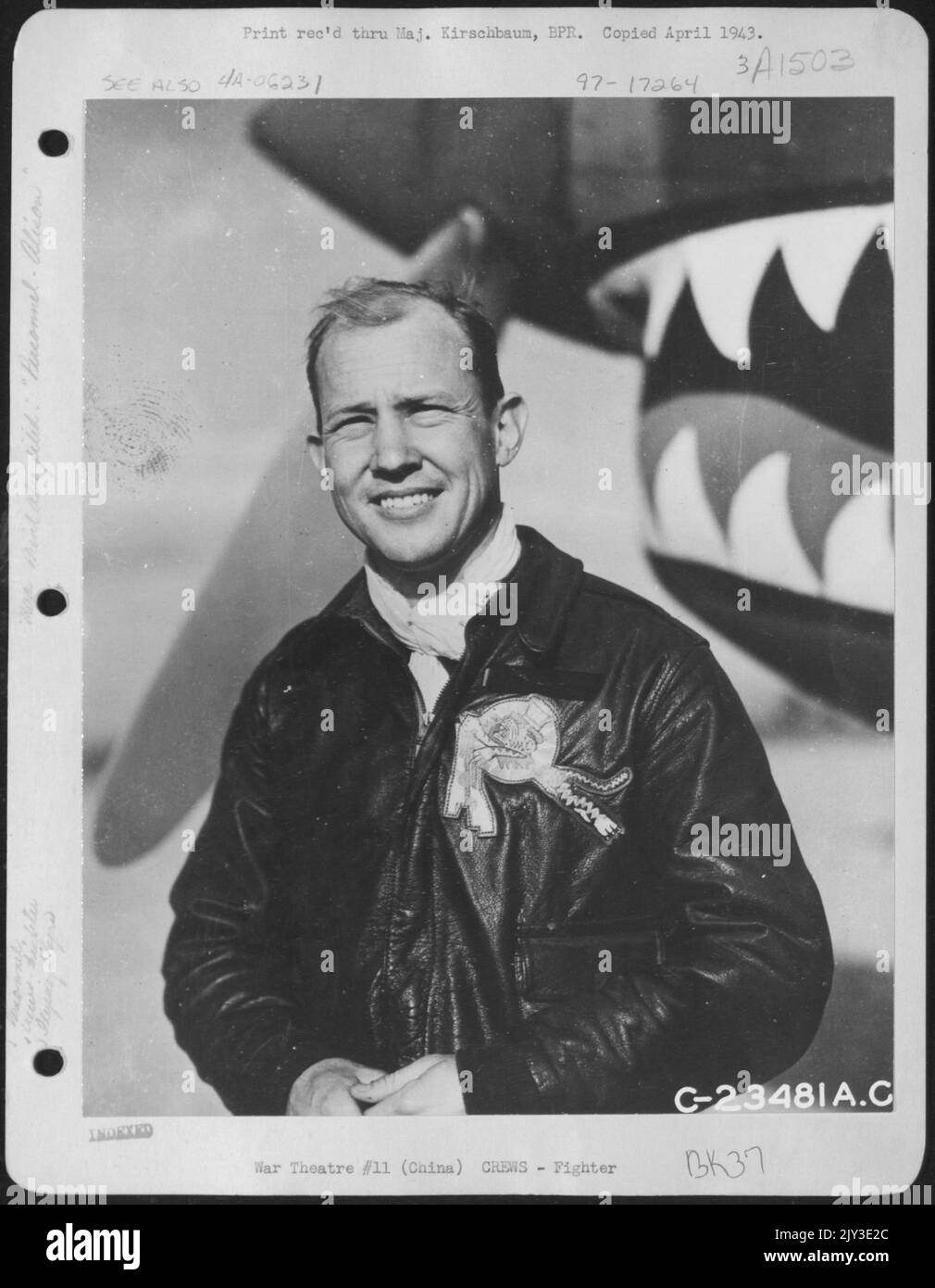 Maj. John R. Alison, Gainesville, Florida, ein American Volunteer Group Ace (Flying Tigers) posiert vor einem Curtiss P-40 auf einem Luftstützpunkt irgendwo in China. Stockfoto