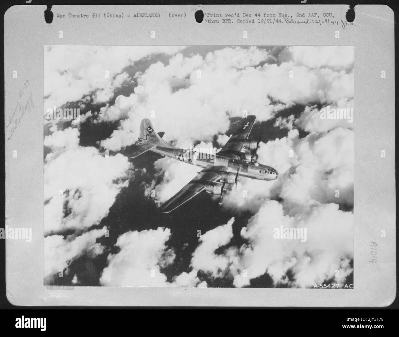 Die Boeing B-29 Superfestungen des Bomber Command von 20. fliegen über die Himalayan Mountain Range in einem Gebiet, das heute allgemein als „The Hump“ bezeichnet wird. Das Foto wurde auf dem Weg zum Ziel Japanisch aufgenommen, 11/21/44. Auf diesem Foto verdunkeln Wolkenformationen Stockfoto