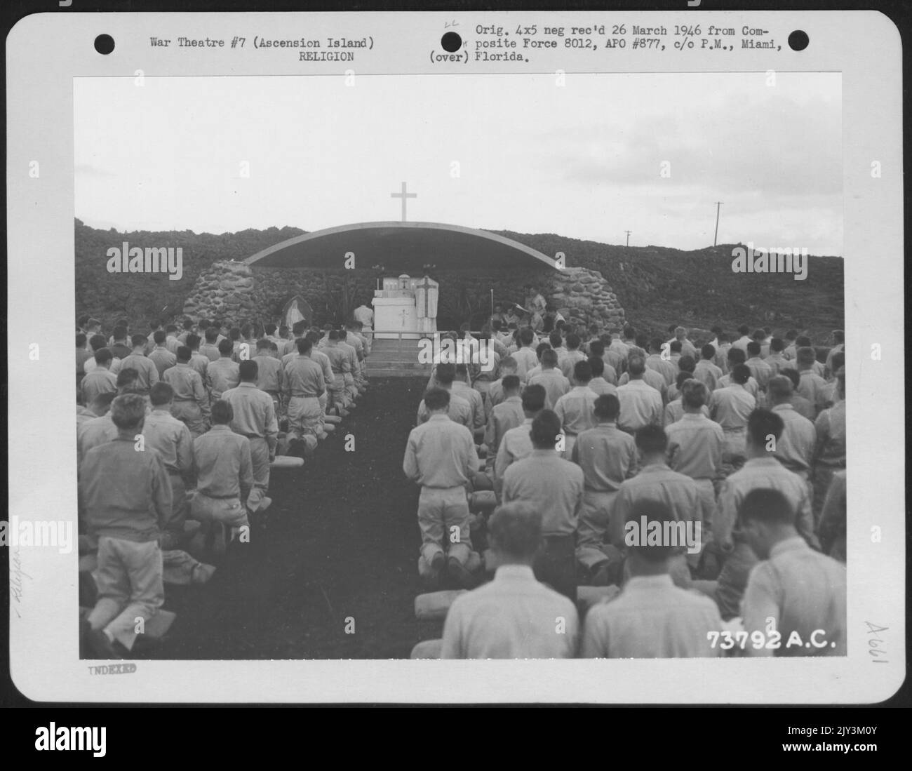 Katholische Osterdienste in Einer Grotte auf Ascension Island im Jahr 1944. Stockfoto