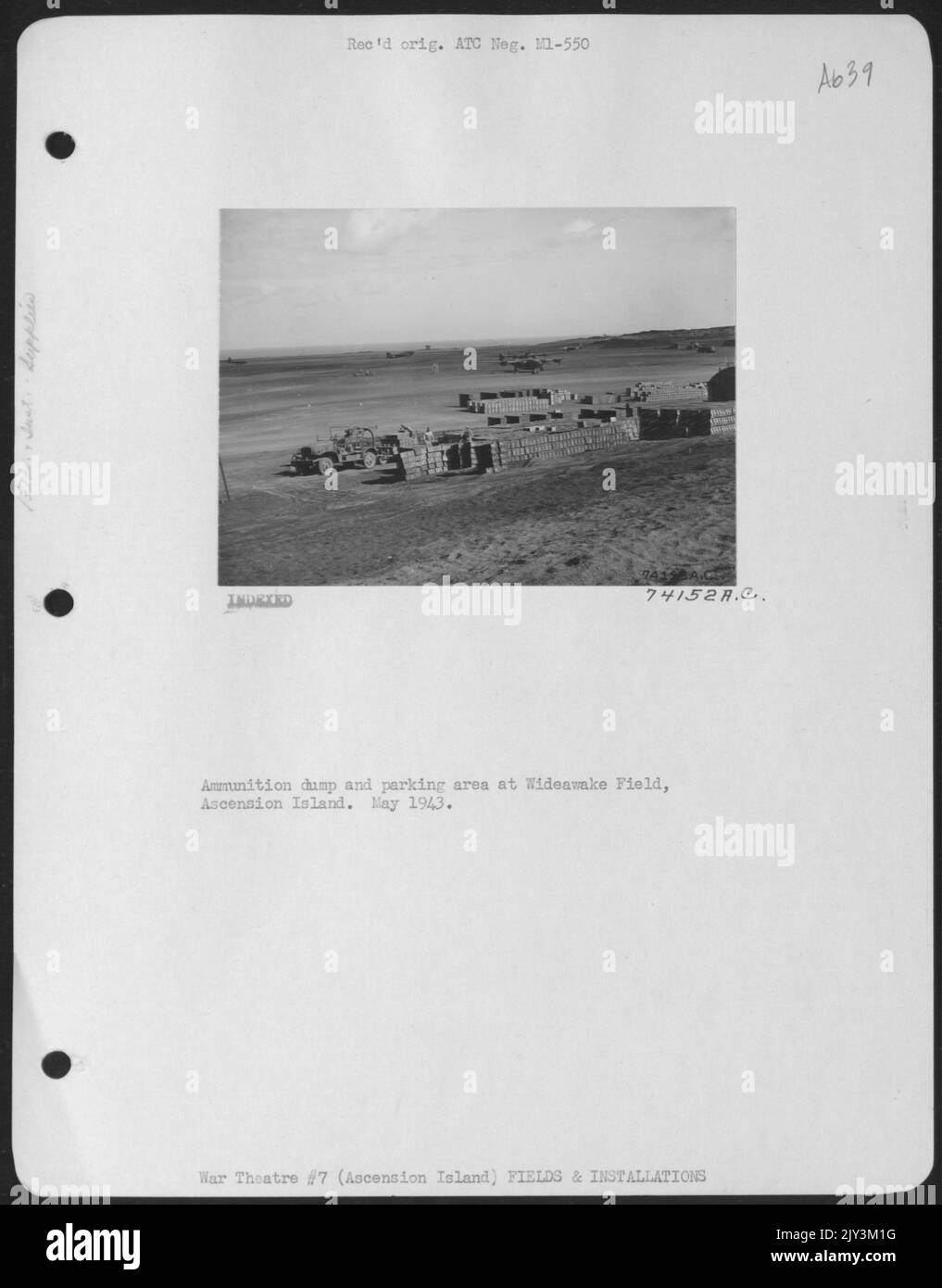 Munitionsabzug Und Parkplatz Am Wideawake Field, Ascension Island. Mai 1943. Stockfoto