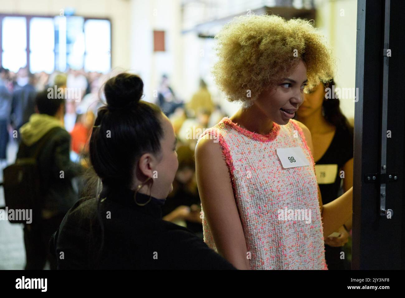 Ein Model Hoffnungsträger wird bei einem Casting der Melbourne Fashion Week am Mittwoch, den 24. Juli 2019, in Melbourne gesehen. Die Jury wird aus über 300 Teilnehmern wählen, die im Rahmen der Melbourne Fashion Week Model Casting den Laufsteg besuchen. (AAP-Bild/Stefan Postles) Stockfoto