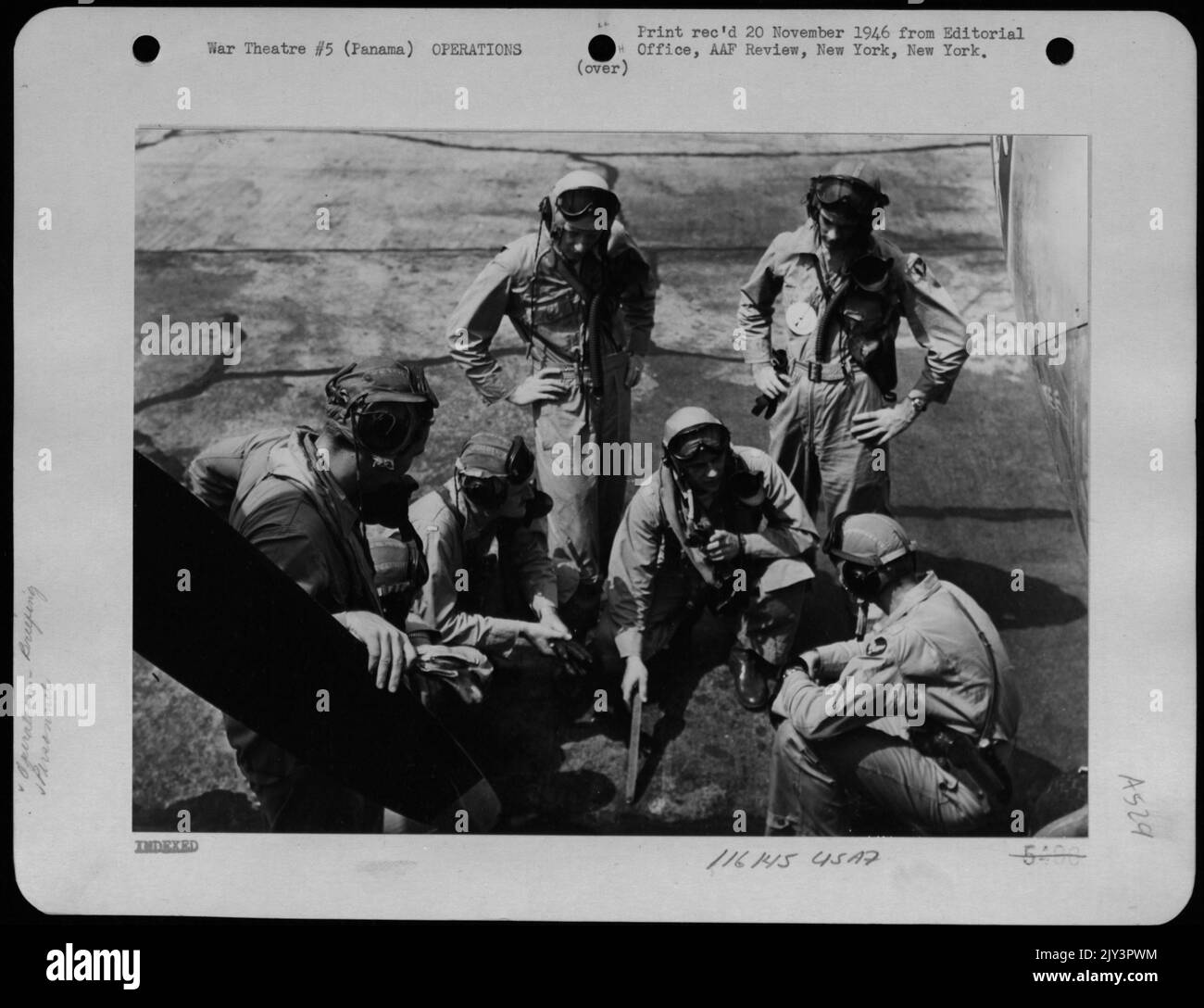 Eine Briefing-Sitzung ist die letzte Bodenkonferenz für Piloten, bevor sie auf Einer Mission nach oben geht. Capt. James J. Epskamp, Flight Leader, informiert seine Crew vor dem Abflug von einem Luftwaffenstützpunkt in Panama. Stockfoto