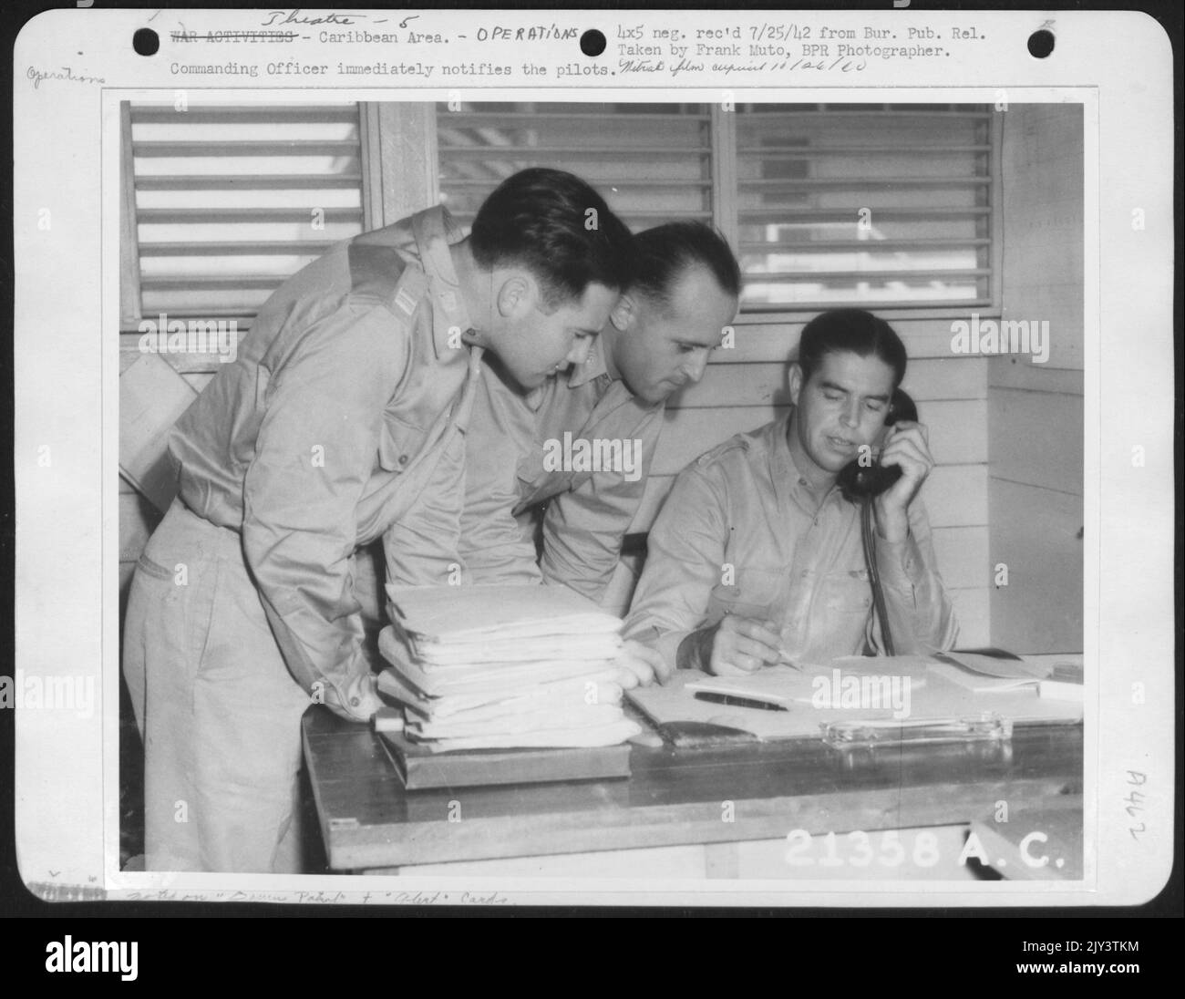 Der Befehlshaber teilt den Piloten sofort mit. Stockfoto