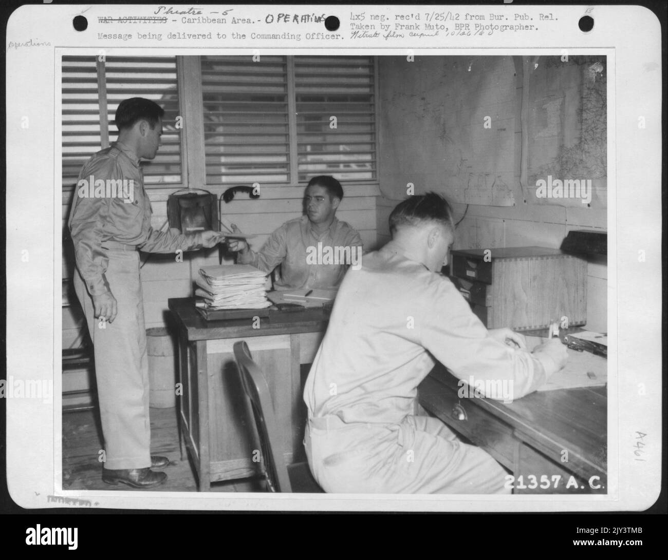 Botschaft wird an den kommandierenden Offizier übermittelt. Stockfoto