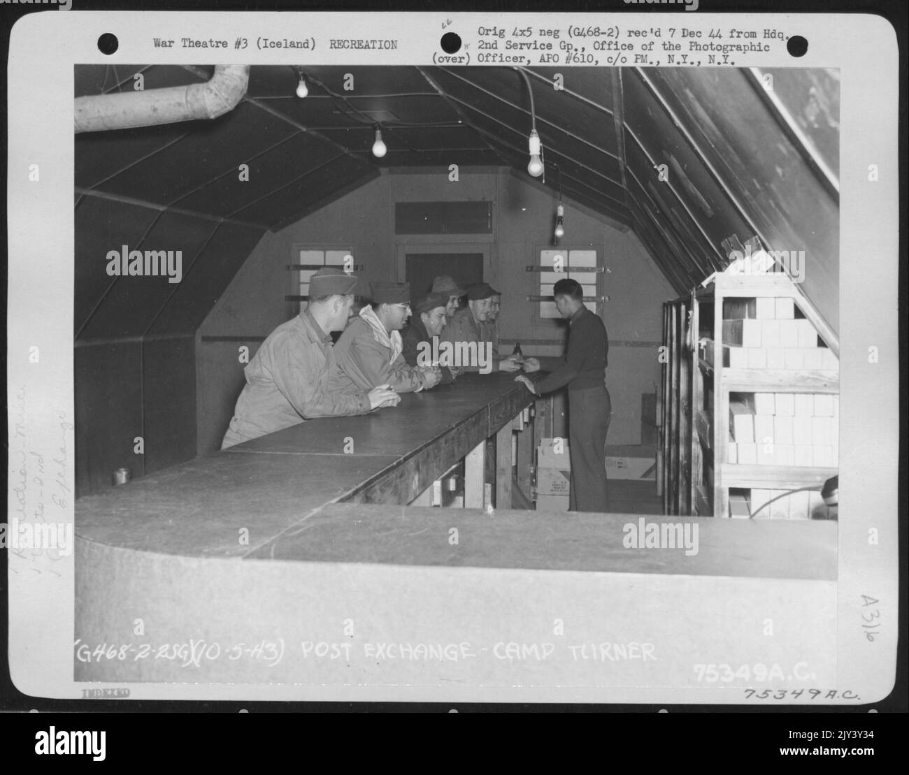 Männer der 2. Service Group warten auf ihre Einkäufe bei der Post Exchange, Camp Turner, Island. 5. Oktober 1943. Stockfoto