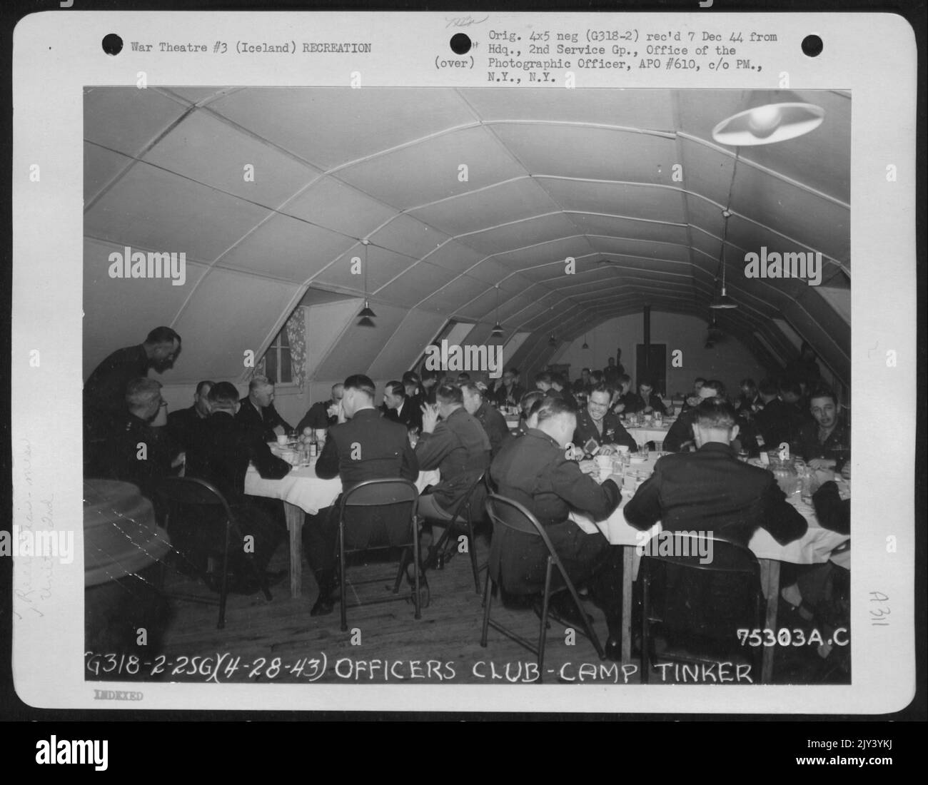 Hochrangiges Mitglied wird im Officers' Club der 2. Service Group, Camp Tinker, Island, eine Mahlzeit serviert. 28. April 1943. Stockfoto