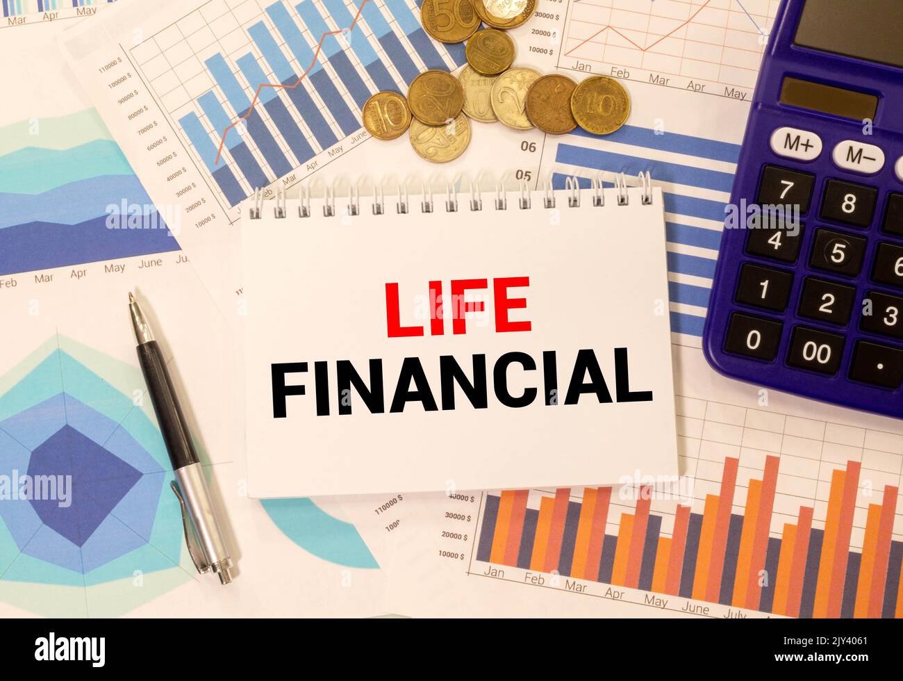 Papier mit Text LIFE FINANCIAL auf dem Shirt. Stockfoto