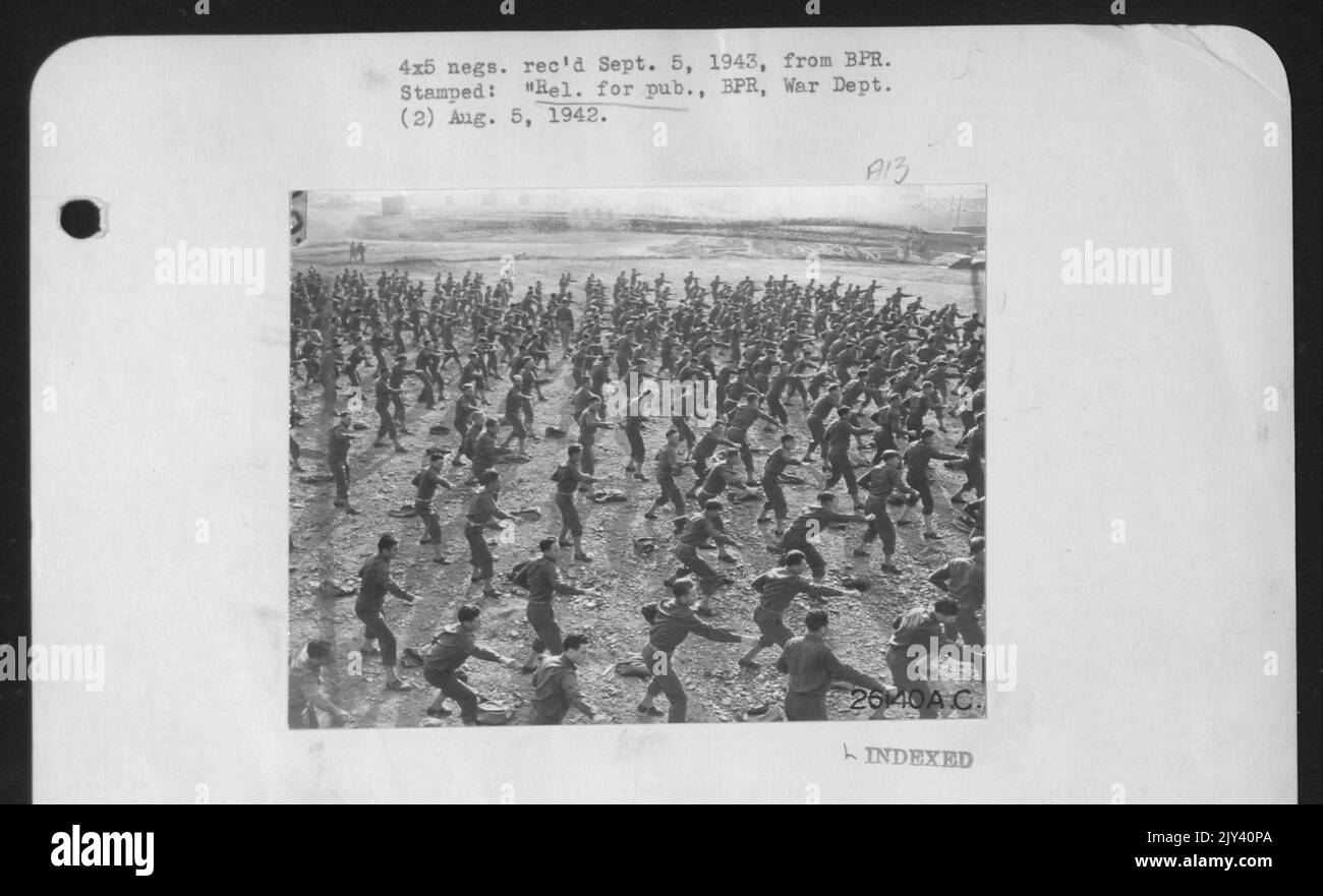 U. S. Truppen auf Einer Nordatlantikbasis: Obwohl die regulären Aufgaben der an den Stützpunkten stationierten Truppen ausreichen, um den Durchschnittsmenschen körperlich fit zu halten, werden die regelmäßigen kalisthenischen Praktiken immer noch gehalten. Stockfoto