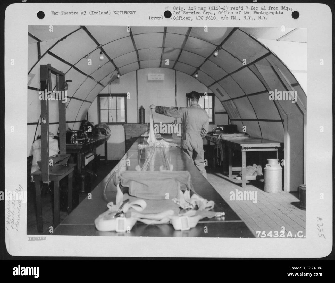Fallschirm-Shop der 2. Air Base Group auf einem Flugplatz in Island. 3. August 1942. Stockfoto