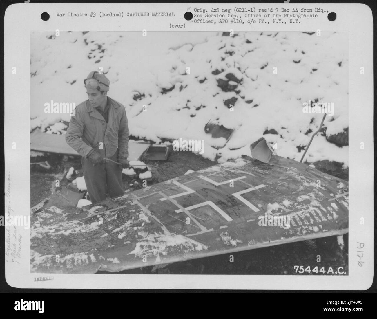 Ein Mitglied der 2. Service Group untersucht das Wrack eines deutschen Junkers 88, der irgendwo in Island im Kampf niedergeht. 8. November 1942. Stockfoto