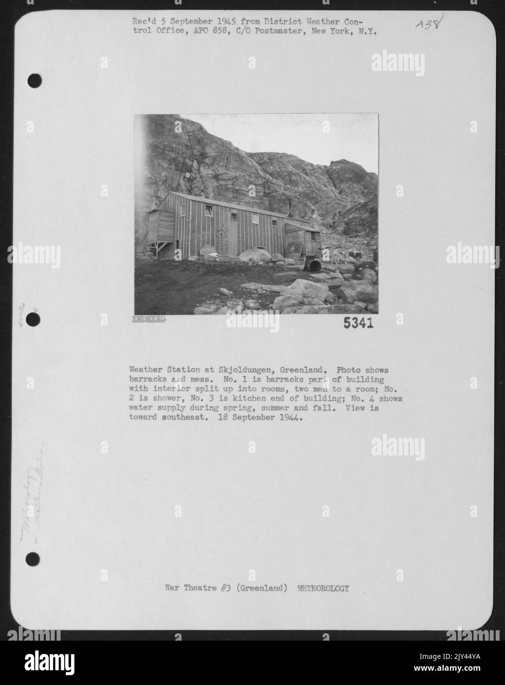 Wetterstation In Skjoldungen, Grönland. Foto Zeigt Kasernen Und Chaos. Nr. 1 ist ein Teil des Gebäudes mit Kasernen, die innen in Räume aufgeteilt sind, zwei Männer in Einen Raum; Nr. 2 ist eine Dusche, Nr. 3 ist ein Ende der Küche des Gebäudes; Nr. 4 zeigt die Wasserversorgung im Frühjahr, Stockfoto
