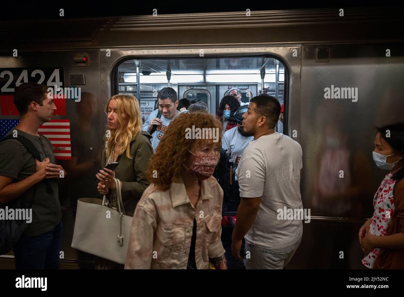 New York, New York, USA 7. September 2022 Fahrer mit und ohne Masken verlassen den Zug 1 am Times Square, nachdem die Gouverneurin von New York, Kathy Hochul, die Pandemiemaskenpflicht für New Yorker Transitfahrer aufgehoben hatte.Quelle: Joseph Reid/Alamy Live News Stockfoto