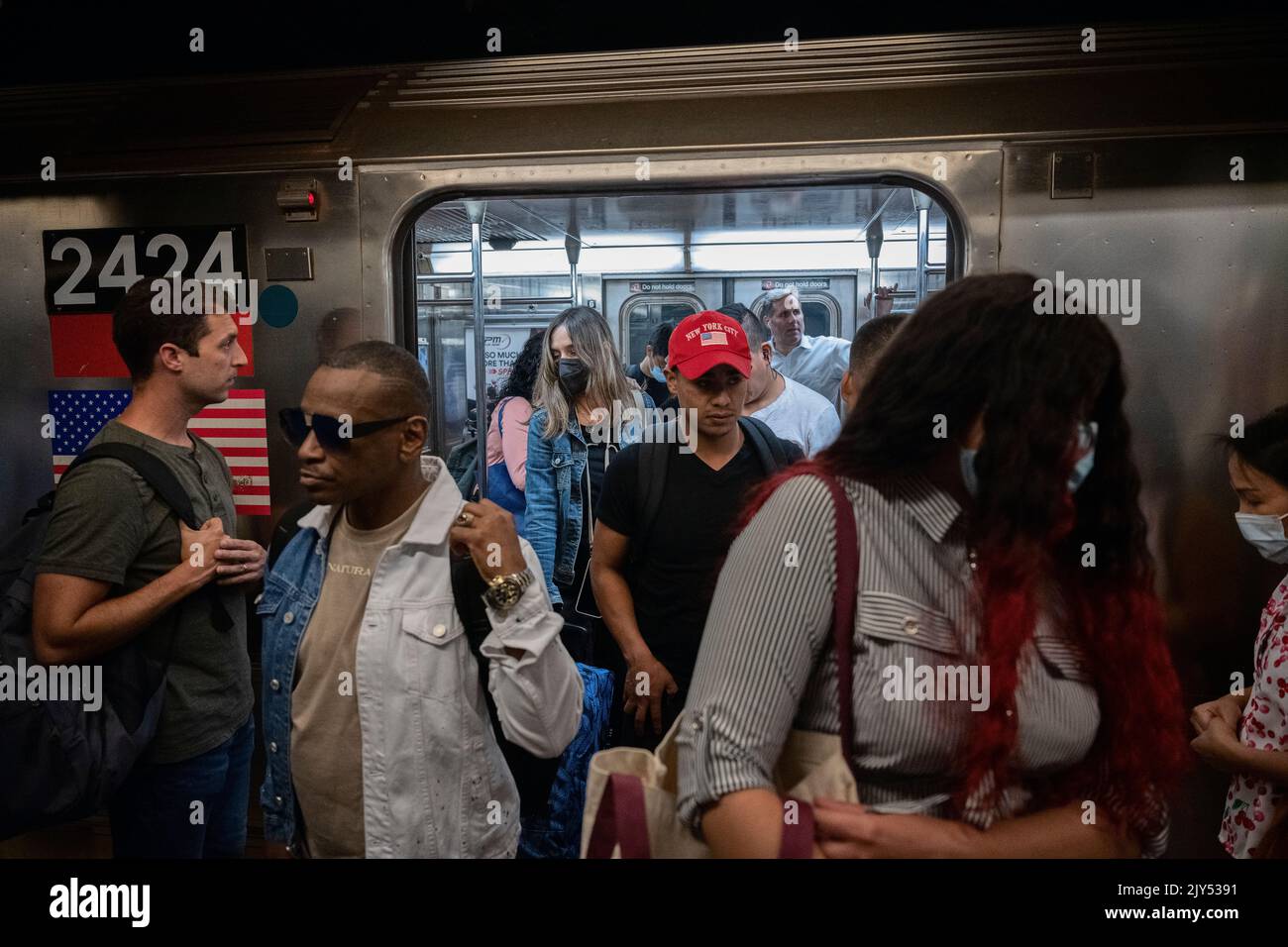 New York, New York, USA 7. September 2022 Fahrer mit und ohne Masken verlassen den Zug 1 am Times Square, nachdem die Gouverneurin von New York, Kathy Hochul, die Pandemiemaskenpflicht für New Yorker Transitfahrer aufgehoben hatte.Quelle: Joseph Reid/Alamy Live News Stockfoto