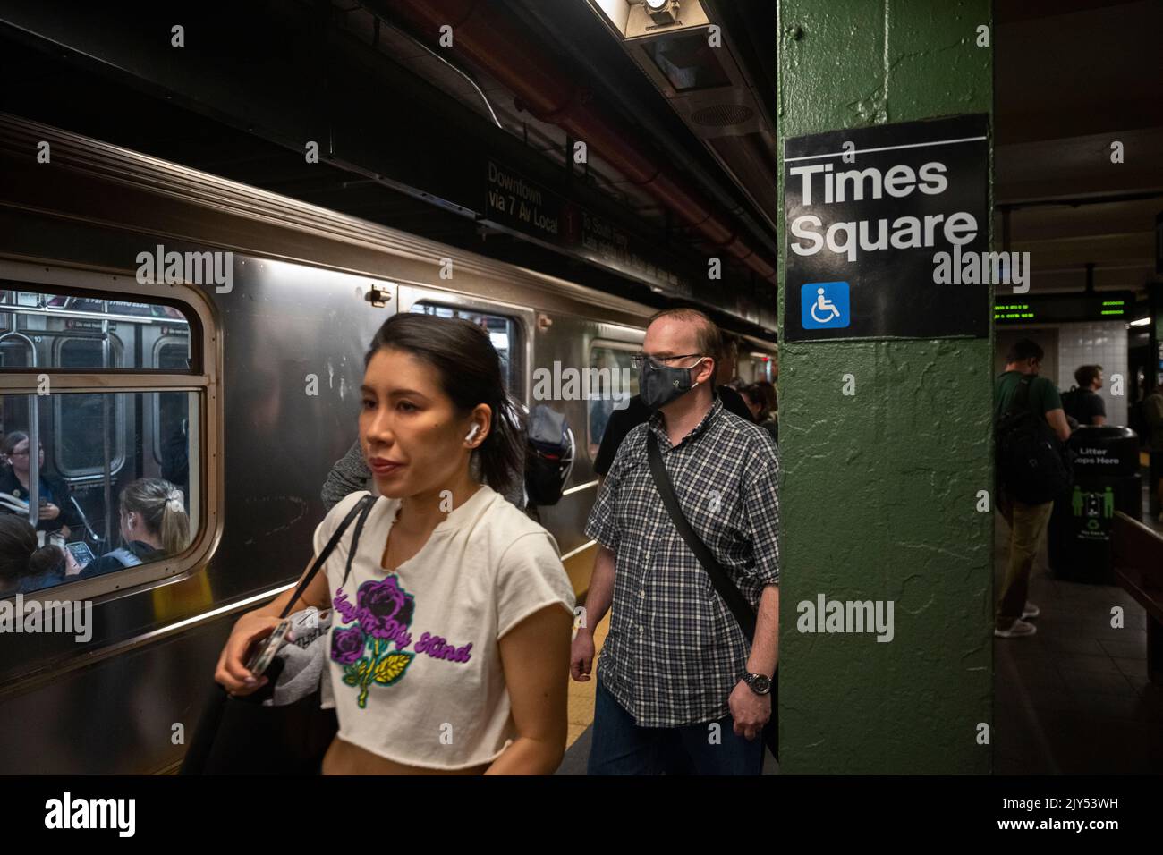 New York, New York, USA 7. September 2022 Menschen mit und ohne Masken laufen auf dem Times Square U-Bahn-Plattform Stunden, nachdem die Gouverneurin von New York Kathy Hochul die Anforderung an eine Pandemie-Maske für New York Transit-Fahrer aufgehoben hat.Quelle: Joseph Reid/Alamy Live News Stockfoto