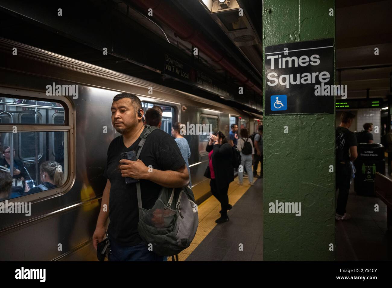 New York, New York, USA 7. September 2022 Menschen mit und ohne Masken laufen auf dem Times Square U-Bahn-Plattform Stunden, nachdem die Gouverneurin von New York Kathy Hochul die Anforderung an eine Pandemie-Maske für New York Transit-Fahrer aufgehoben hat.Quelle: Joseph Reid/Alamy Live News Stockfoto