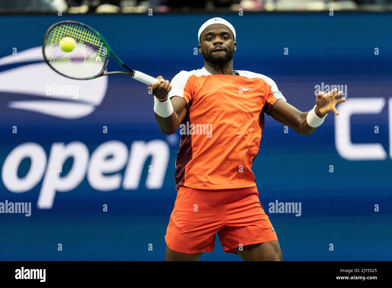 Frances Tiafoe aus den USA kehrt beim Viertelfinale der US Open Championships gegen Andrey Rublev im USTA Billie Jean King National Tennis Center in New York zurück. 7. September 2022. Tiafoe gewann in geraden Sätzen und zog zum ersten Mal in seiner Karriere ins Halbfinale. Es ist auch das erste Mal seit 2006, dass ein amerikanischer Tennisspieler das Halbfinale bei den US Open erreichte, wie Andy Roddick es tat. (Foto von Lev Radin/Sipa USA) Stockfoto