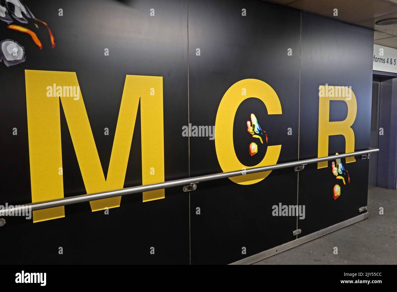 Ich liebe MCR, ich liebe Manchester mit Bienen, Symbol der Stadt, Eingang zur Manchester Victoria Arena, Ort der Terroranschläge Stockfoto