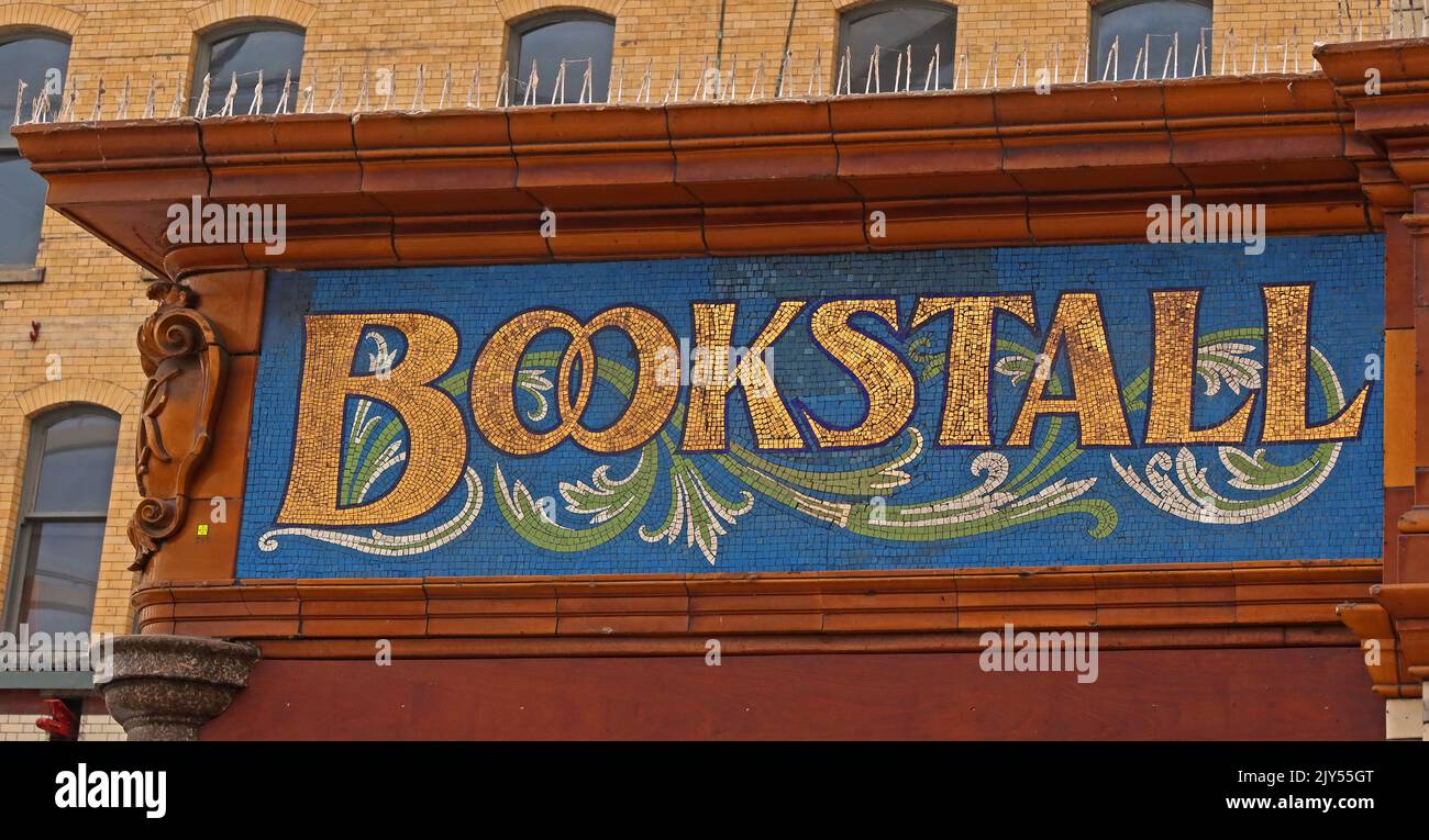 Victoria Station Manchester, Restaurant Mosaik Schriftzug, Buchladen mit Mosaik Dekoration, Buchstand Stockfoto