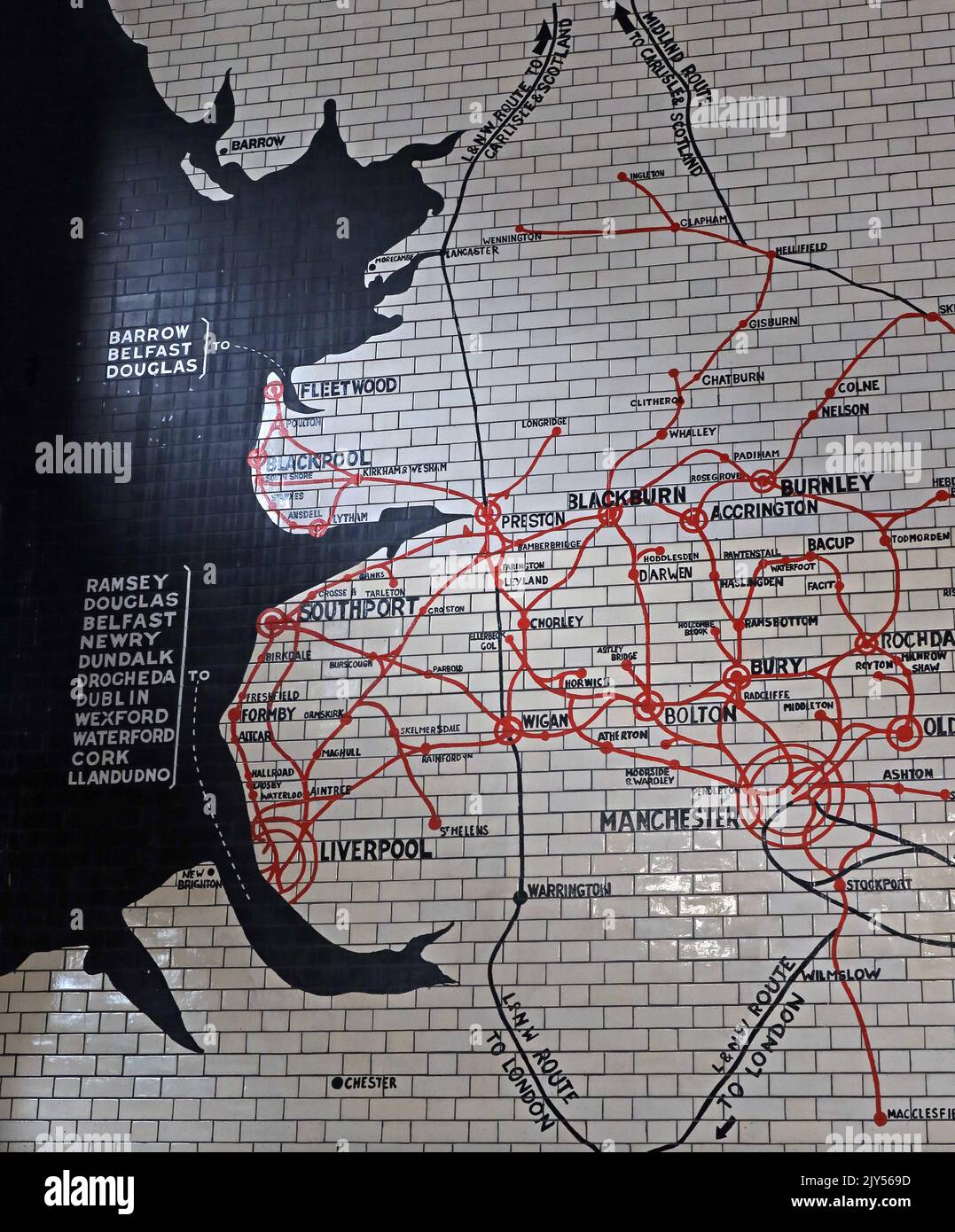 Streckenkarte der NW-Bahn in Fliesen, Victoria Railway Station, Manchester, England, Großbritannien, m3 1WY - NW Routen,Wilmslow,Liverpool,Fleetwood,Preston,Burnley,Oldham Stockfoto