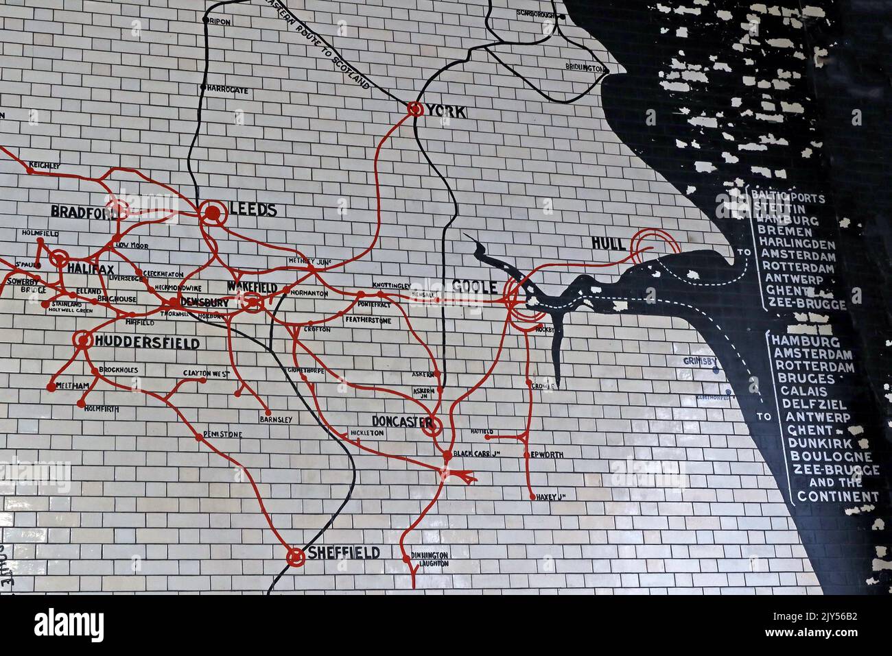 Alte Streckenkarte in Fliesen, Victoria Railway Station, Manchester, England, Großbritannien, m3 1WY Uhr - West Yorkshire, Bradford, Halifax, Huddersfield, Wakefield, Sheffield, Stockfoto