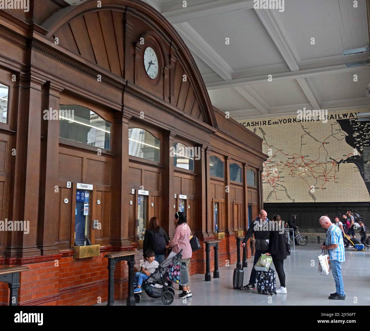 Innenseite des Bahnhofs Manchester Victoria mit Originalfenstern des Ticketbüros, Victoria Railway Station, Manchester, England, Großbritannien, M3 1WY Stockfoto