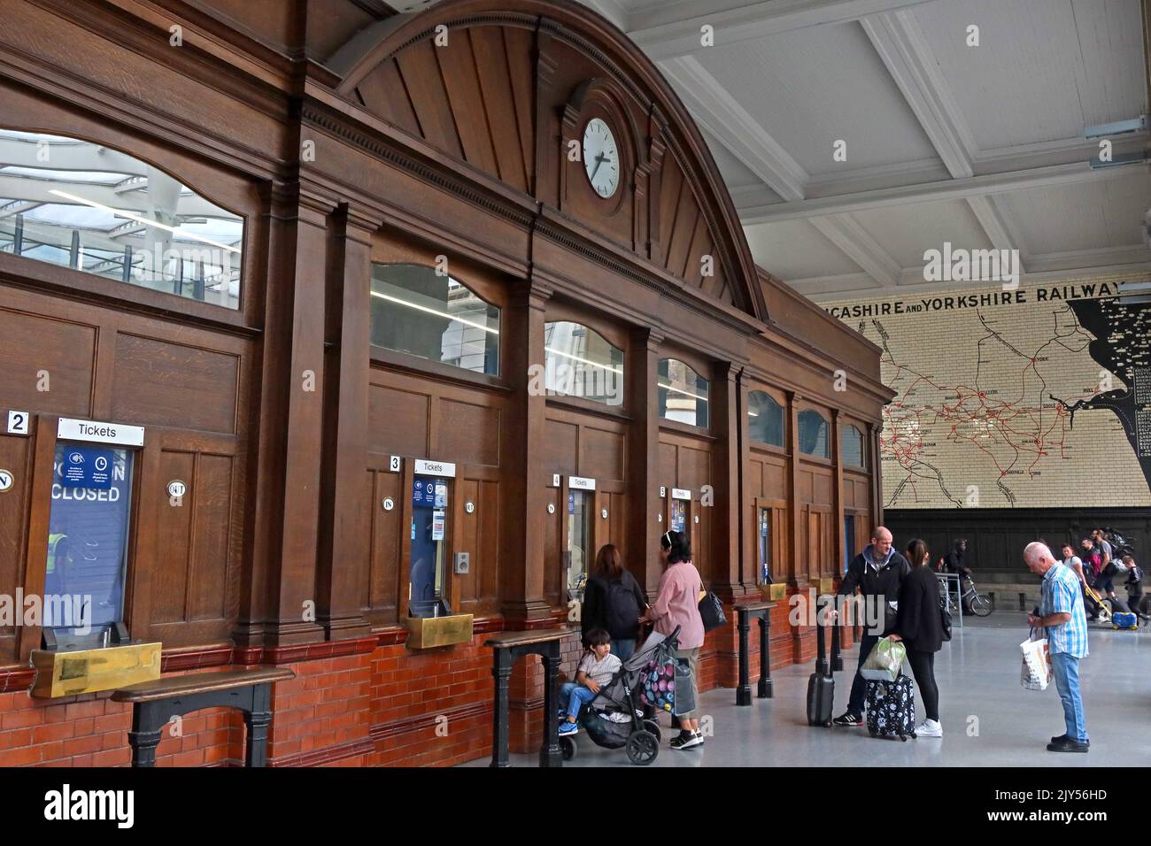Innenseite des Bahnhofs Manchester Victoria mit Originalfenstern des Ticketbüros, Victoria Railway Station, Manchester, England, Großbritannien, M3 1WY Stockfoto