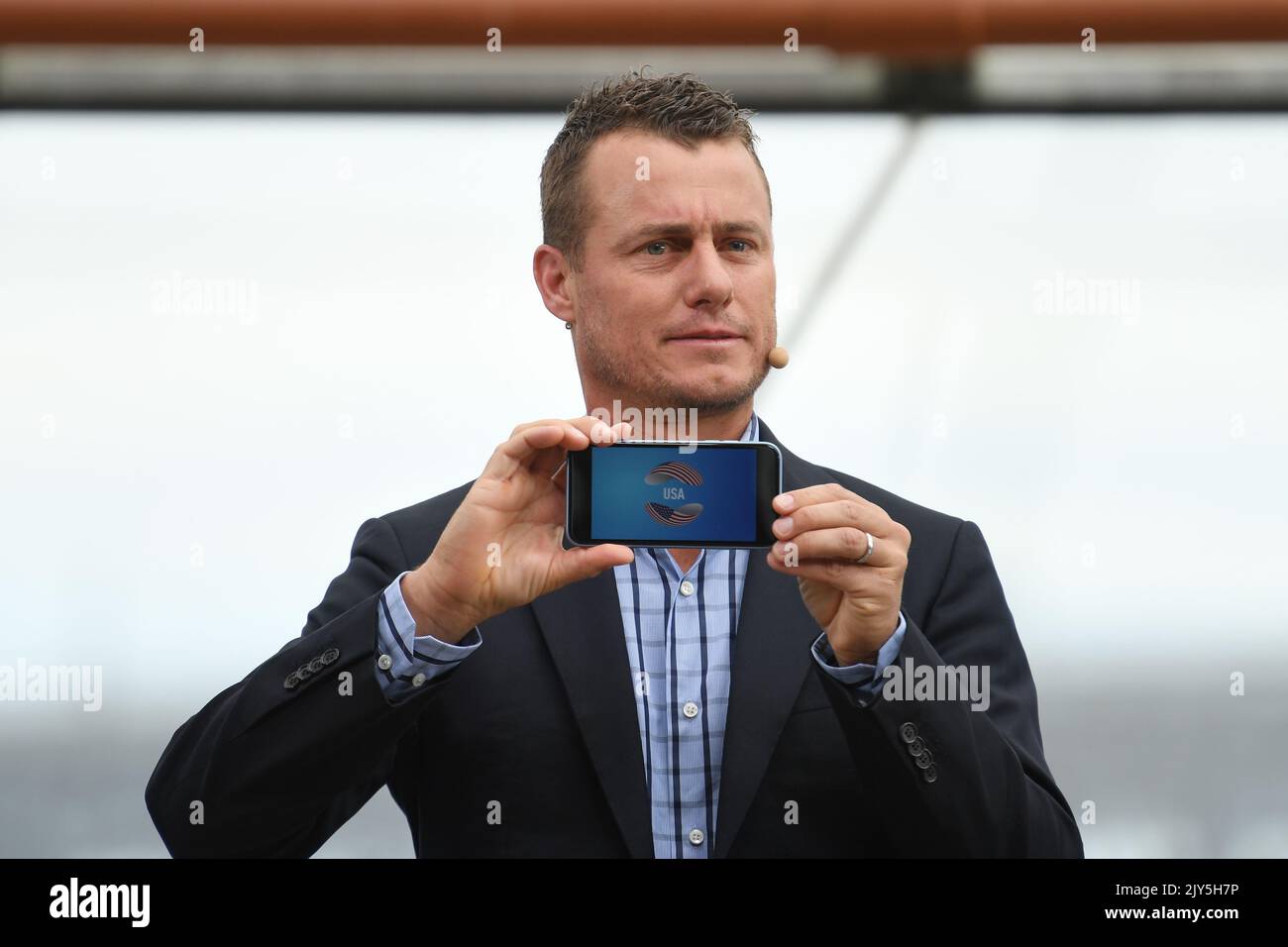 (lt-rt) die ehemalige Weltranglistenrangliste Lleyton Hewitt zeigt am Montag, den 16. September 2019, im Sydney Opera House in Sydney ein Mobiltelefon, das die USA während der ATP-Cup-Ziehung zeigt. Beim ATP-Cup kämpfen 24 Länder mit $22 Millionen Preisgeldern um den neuen Weltmeistertitel. (AAP IMAGE/DEAN LEWINS) KEINE ARCHIVIERUNG ** NUR FÜR REDAKTIONELLE ZWECKE, KEINE KOMMERZIELLE NUTZUNG, KEINE BÜCHER ** Stockfoto
