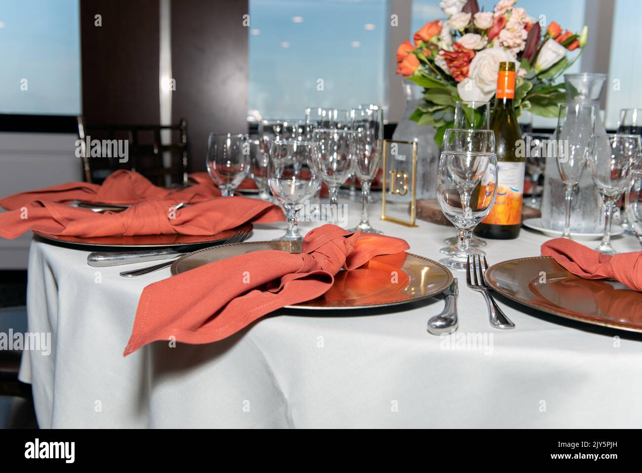 Der Empfangsort nach der Hochzeitszeremonie verfügt über elegante Räumlichkeiten an jedem Tisch für die Gäste. Stockfoto