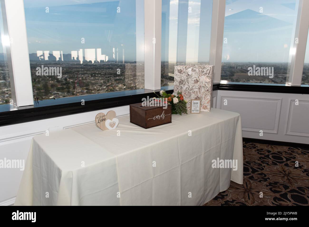 Der Rezeptionsbereich verfügt über einen Tisch, an dem die Gäste ihre Glückwunsch-Karten ausfüllen können, sowie über einen wunderschönen Blick aus dem Fenster auf die Stadt. Stockfoto