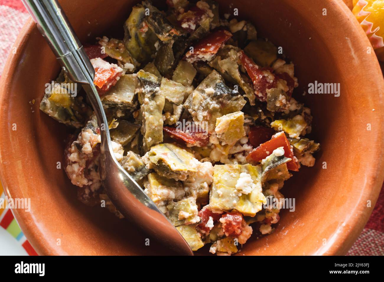 Auberginen- und Tomatensalat mit Olivenöl und Knoblauch Draufsicht in Tonteller oder Topf Stockfoto