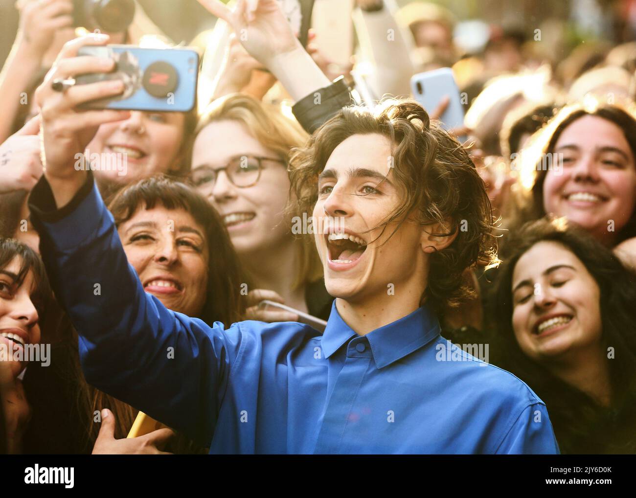 Schauspieler Timothée Chalamet macht ein Selfie mit Fans bei der australischen Premiere von The King im Ritz Cinema, Randwick, Sydney, Donnerstag, 10. Oktober, 2019. (AAP Image/Brendon Thorne) KEINE ARCHIVIERUNG ** NUR FÜR REDAKTIONELLE ZWECKE ** Stockfoto