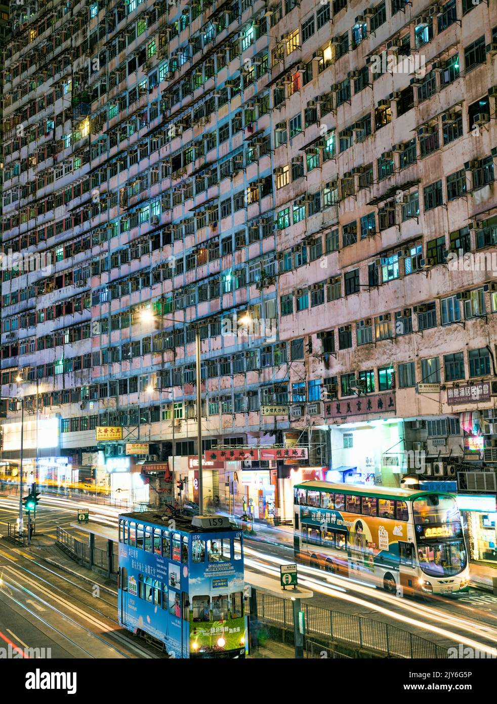 Überfüllte alte Wohngebäude, Hongkong, China. Stockfoto