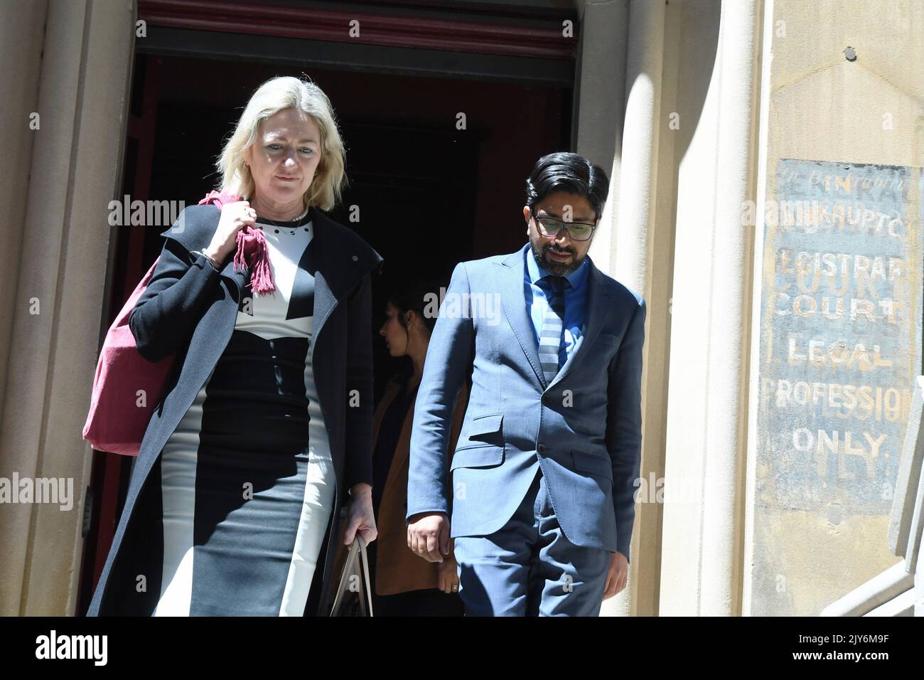 Kulwinder Singh (rechts) mit seiner Rechtsanwältin Margaret Cunneen SC verlässt am Freitag, den 18. Oktober 2019, den Obersten Gerichtshof der NSW in Sydney. Singh, 41, plädierte auf nicht schuldig, seine 32-jährige Frau ermordet zu haben, die im Dezember 2013 bei einem benzinbetriebenen Brand in ihrem Haus in Rouse Hill Verbrennungen zu 90 Prozent ihres Körpers erlitten hatte. (AAP Image/Peter Rae) KEINE ARCHIVIERUNG ** NUR FÜR REDAKTIONELLE ZWECKE ** Stockfoto