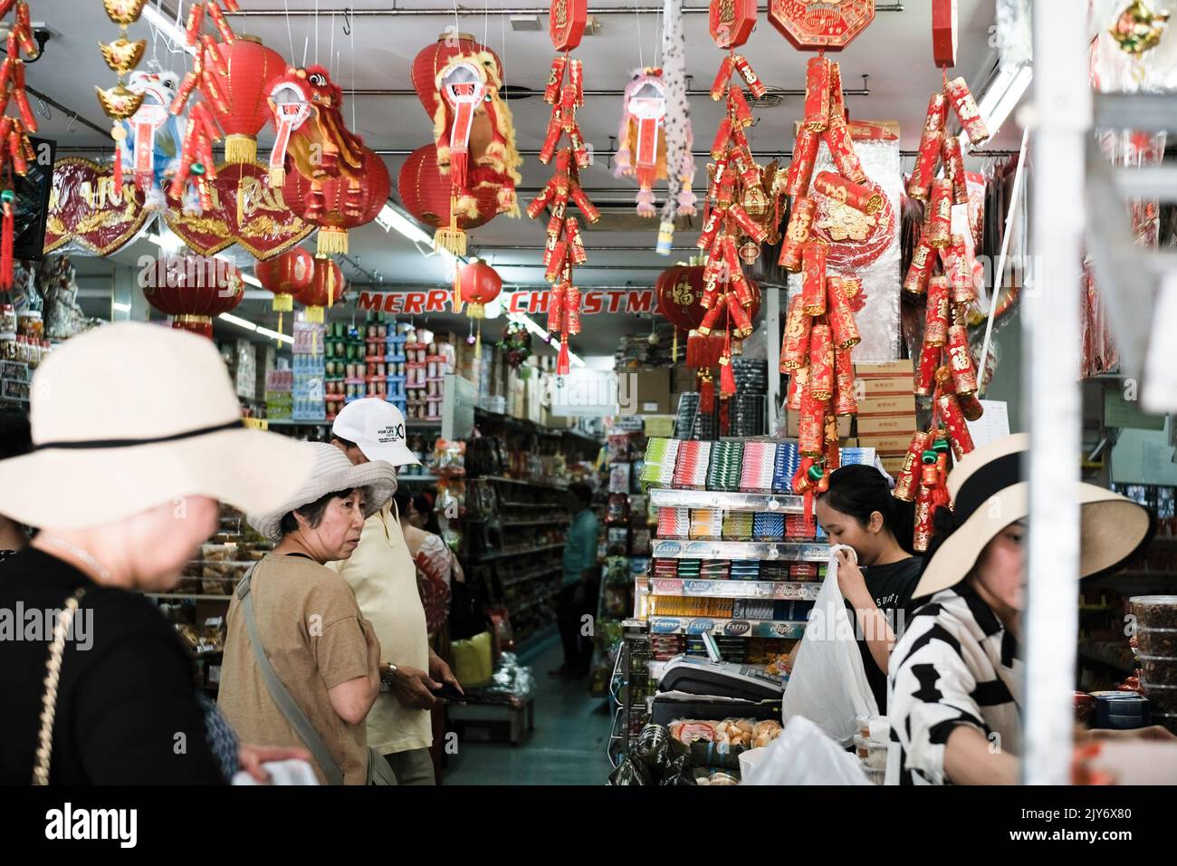 Lunar New Year Decorations (Feuerwerkskörper und rote Laternen) zum Verkauf in einem asiatischen Lebensmittelgeschäft in Cabramatta – Sydney, Australien Stockfoto