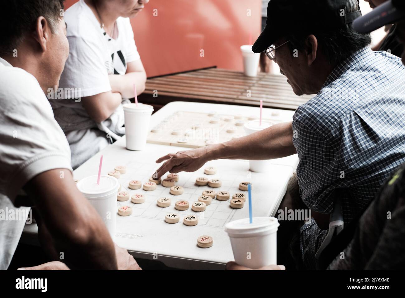 Vietnamesische Männer spielen eine Partie cờ tướng (auch bekannt als Xiangqi oder chinesisches Schach) in Cabramatta – Sydney, Australien Stockfoto