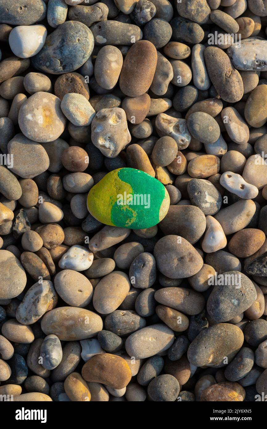 Gemalter Stein auf einem Kiesstrand der Jurassic Coast in Devon Stockfoto