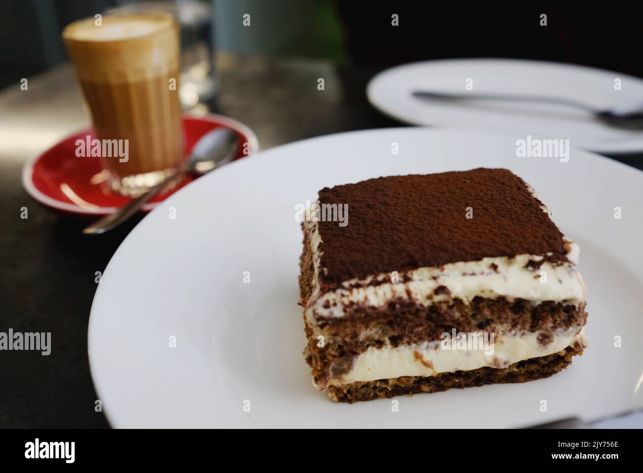 Tiramisu und Piccolo in Bella Brutta, einer modernen Pizzeria in Newtown, Sydney – New South Wales, Australien Stockfoto