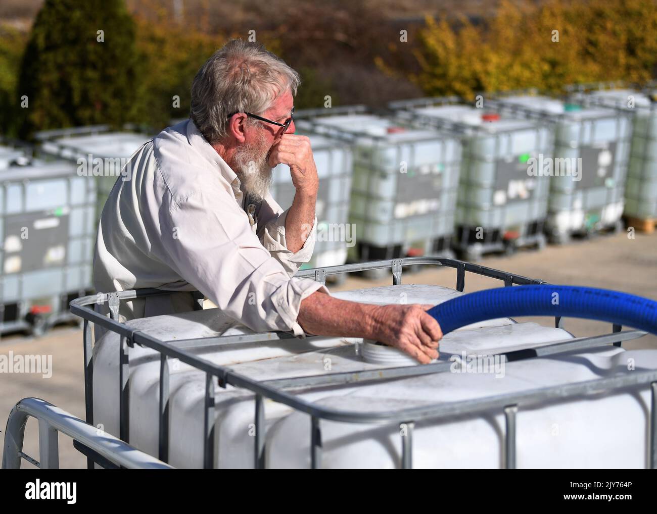 Ein Anwohner sammelt Wasser, das von der Wohltätigkeitsorganisation Granite Belt Water Relief am Mittwoch, 9. Oktober 2019, in Stanthorpe, Queensland, verteilt wurde. Stanthorpe ist das Epizentrum der Dürrekrise des Staates, in der die Stadt voraussichtlich bis Ende des Jahres das Wasser auslaufen wird. (AAP Image/Dan Peled) KEINE ARCHIVIERUNG ** NUR FÜR REDAKTIONELLE ZWECKE ** Stockfoto