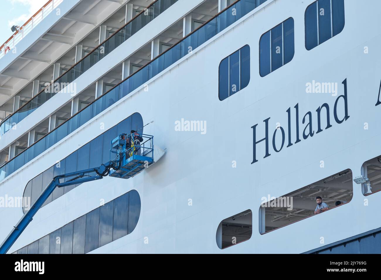 Arbeiter, die der Holland America Line Kreuzfahrt MS Zaandam einen Anstrich auftragen, während sie in Sydney Nova Scotia angedockt ist. Stockfoto