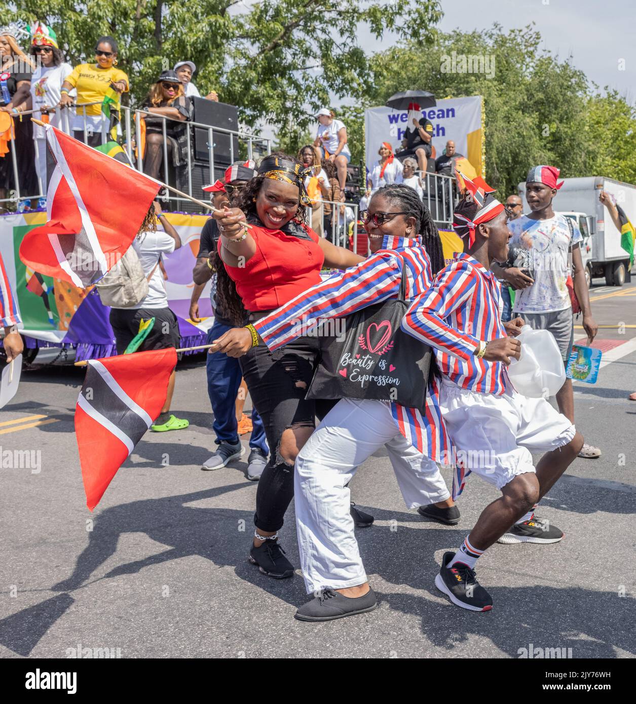 BROOKLYN, NY – 5. September 2022: Nachtschwärmer nehmen an der West Indian Day Parade in New York City Teil. Stockfoto