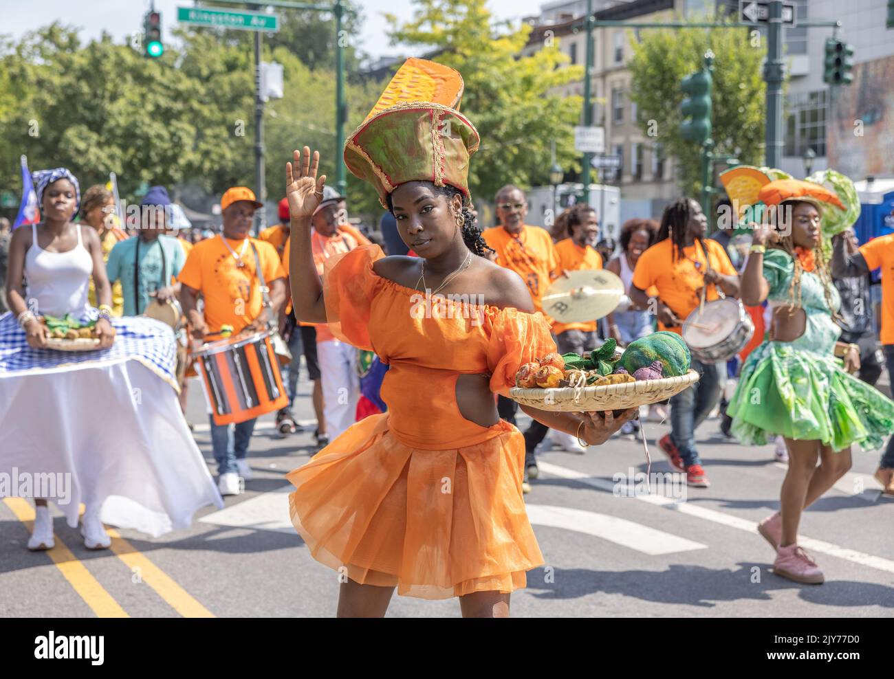 BROOKLYN, NY – 5. September 2022: Nachtschwärmer marschieren in der West Indian Day Parade von New York City. Stockfoto